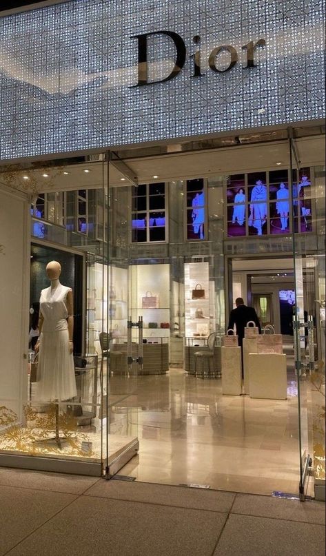 Brands Aesthetic, Dior Store, Luxury Birthday Gifts, Dior Shop, Retail Architecture, Miami Vacation, Beauty Dior, Men Handbags, Picture Collage Wall