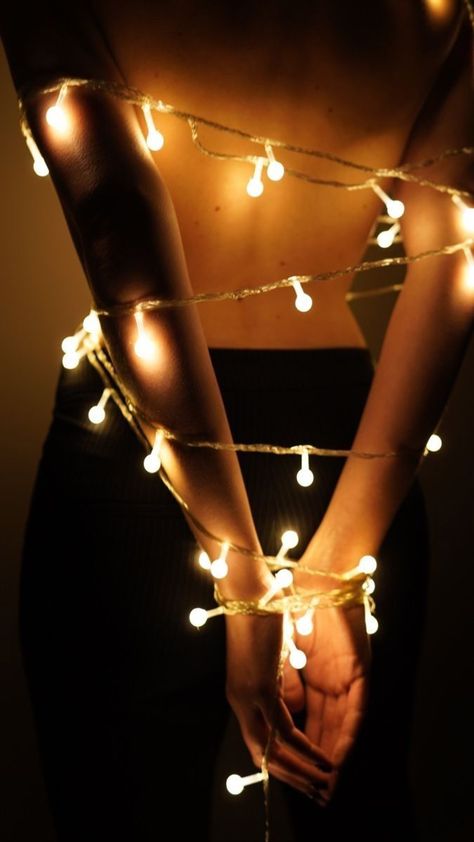 Bouidor Photography Christmas Lights, Fairy Light Photoshoot, Budoir Photography Christmas, Wrapped In Christmas Lights Photoshoot, Fairy Light Photography Ideas, Photoshoot Ideas With Lights, Christmas Light Photoshoot, Fairy Lights Photoshoot, Christmas Lights Photography