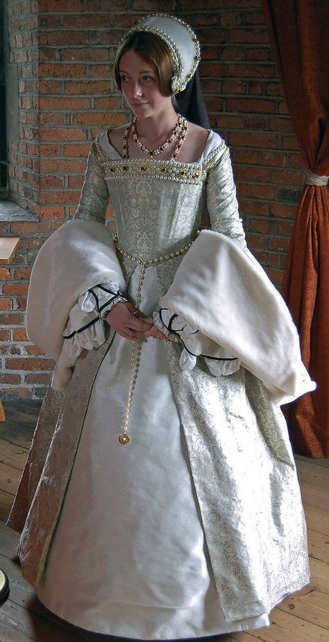 1500s Fashion, Catherine Howard, 16th Century Fashion, Tudor Dress, Tudor Costumes, Tudor Fashion, Tudor Era, Fest Outfits, Historical Dress