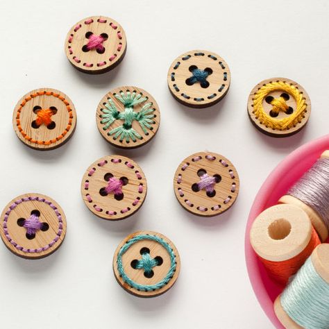 Modern Folk Embroidery, Button Embroidery, Stitch Jewelry, Modern Folk, Redwork Embroidery, Diy Buttons, Wood Buttons, Folk Embroidery, Button Art