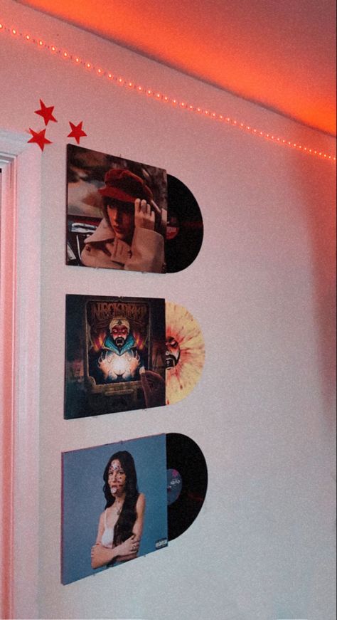 Vinyl Record Decor Ideas, Vinyl Records On Wall, Record Wall Decor Aesthetic, Record Room Ideas, Decor With Mirrors, Vinyl On Wall, Vinyl Record Wall Display, Vinyl Record Wall Decor, Bedroom Wall Aesthetic