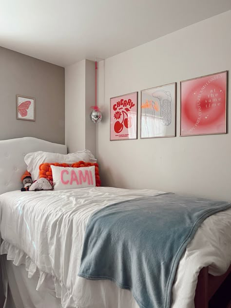 Dorm Ideas Preppy, White Dorm Room Ideas With Pops Of Color, College Dorm Room Rugs, Blue Accent Dorm Room, Aura Dorm Room, South Carolina Dorm Room, College Dorm Room Ideas 2024, Single Dorm Room Designs, Dorm Inspo Aesthetic Pink