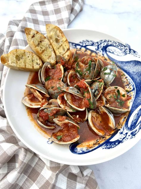 You don’t have to be a masterchef to enjoy steamed Maine littleneck clams enhanced with a savory tomato wine broth. Littleneck Clam Recipes, Littleneck Clams, Sea Food Dishes, Maine Seafood, Witches Kitchen, Steamed Clams, Tomato Broth, Drinks Party, Clam Recipes