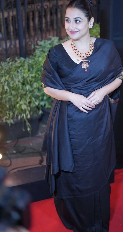 Vidya Balan Saree Blouse, Vidya Balan Saree, Jacket Saree, Black Organza Saree, Black Silk Saree, Women Fashion Ideas, Indian Flowers, Plain Saree, Vidya Balan