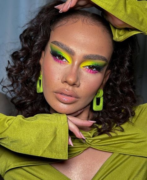 makeup looks/ makeup ideas/eye makeup/eye shadow looks/ lips/ lipsticks/ liparts/ hairstyles/ earrings/ green /nude looks Tropical Makeup Look, Jungle Makeup, Makeup Collage, Beach Makeup, Yellow Makeup, Dance Makeup, Bright Makeup, Makeup Challenges, Green Makeup