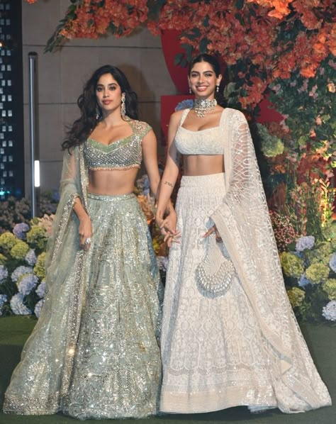 Off White Lehenga Designs, Manish Malhotra Blouse Designs, White Lehenga Blouse Designs, Jhanvi Kapoor Lehenga, White Lehenga Look, Minimal Lehenga, Sleeveless Lehenga, Off White Lehenga, Manish Malhotra Lehenga