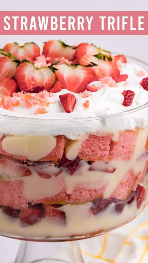 Easter Trifle Desserts, Trifle Bowl Desserts, Strawberry Cheesecake Trifle, Trifle Bowl Recipes, Trifle Dessert Recipes, Homemade Strawberry Cake, Strawberry Trifle, Cheesecake Trifle, Fresh Strawberry Recipes