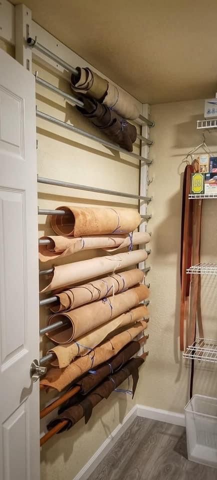 Leather Craft Room Organization, Leather Craft Studio, Leather Craft Workshop, Leather Work Bench, Leather Tools Organizer, Leather Working Bench, Leather Workshop Ideas Design, Leather Shop Organization, Leather Shop Interior