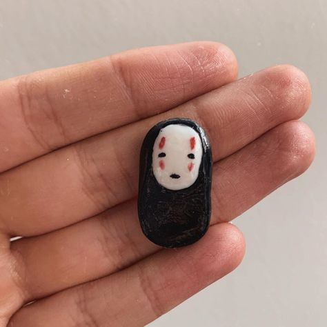 No Face Ceramic, Ideas From Clay, Anime Clay Crafts, Handmade Pins Clay, Clay Character Ideas, Anime Clay Pins, Cute Stuff To Make Out Of Clay, Clay Pins Aesthetic, Diy Pins Ideas