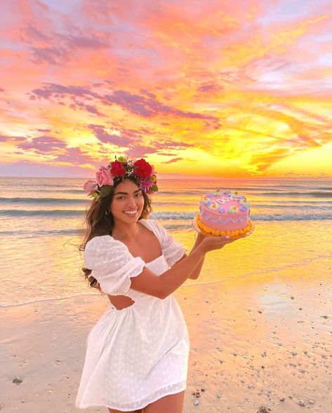 Beach Birthday Dress, Birthday At The Beach, 21st Birthday Ideas, Cake Photoshoot, Hawaii Pictures, Beach Birthday Party, Cute Birthday Pictures, 21st Birthday Photoshoot, Cute Birthday Ideas