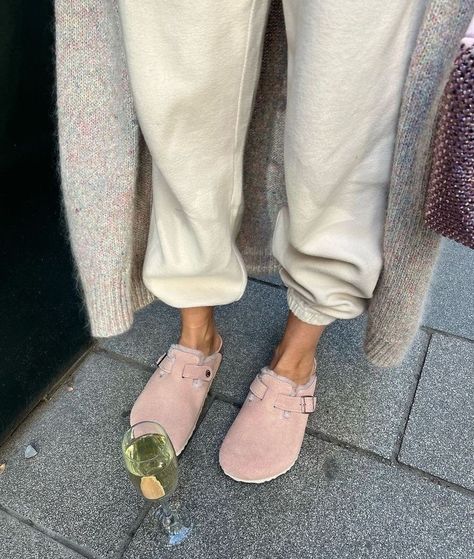 Birkenstock Outfit Ideas, Women Birkenstock, Birkenstock Boston Outfit, Outfit Minimalista, Clogs Birkenstock, Boston Outfits, Birkenstock Outfit, Linen Outfit, Boston Fashion