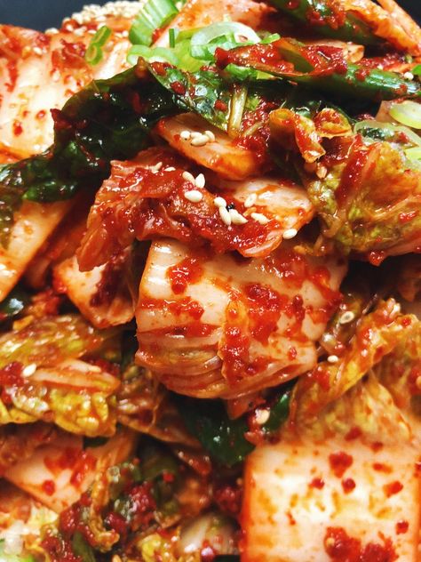 Traditional Kimchi Recipe, Traditional Kimchi, Making Kimchi, Food Fermentation, Kimchi Recipes, Asian Salads, Asian Noodle Salad, Fermented Kimchi, Korean Kimchi