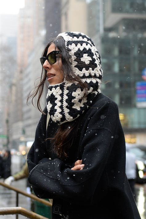 Black and white Crochet Balaclava, Outside Ulla Johnson FW2022 | Marcy Swingle - Photography Black Balaclava Outfit, Outfit Bonnet, Knitted Street Style, Balaclava Outfit, Balaclava Crochet, Black And White Crochet, Crochet Balaclava, Crochet Outfits, Ny Fashion