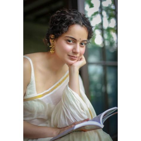 Kangana Ranaut on Instagram: “A lighter-than-air malmal sari with minimal gold boders is a perfect base for a neo-Indian look. Paired flawlessly with a Lady dior bag and…” Kangna Ranaut, Onam Outfits, Saree Looks, Kangana Ranaut, Kerala Saree, Saree Poses, Indian Look, Queen Pictures, Saree Photoshoot