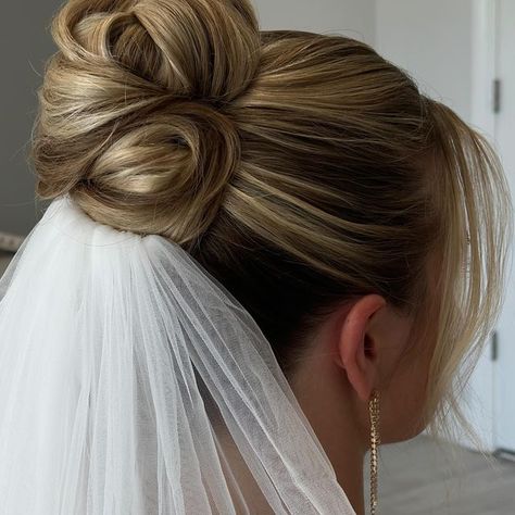 Corinne Bridal Hairstylist on Instagram: "Veil placement on a highbun 🤍🤍 #veilplacement #highbun #bridalhair #updo" French Twist With Veil Wedding, Bridal Updo High Bun With Veil, High Bridal Bun With Veil, High Wedding Updo With Veil, Veil With High Bun, Curly Bridal Updo With Veil, High Bun Veil, Bridal French Twist With Veil, Hair With Wedding Veil