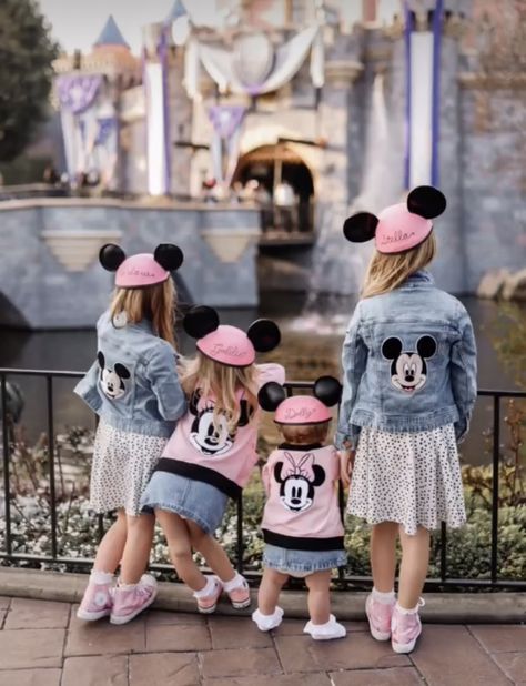 Christmas Disney Outfits, Disney Cruise Outfits, Disney Family Outfits, Disney Halloween Nails, Rugs Nursery, Nails Disney, Disney Outfits Women, Toddler Pictures, Disneyland Birthday