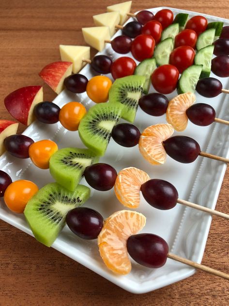 Fruit and Vegetable Rockets Fruit Platter Easy, Fruits Arrangements Ideas, Fruit Serving Ideas, Fruits Skewers, Fruit Skewers Ideas, Skewer Fruit, Fruit Platers, Easy Fruit Platter, Fruit Platter Ideas