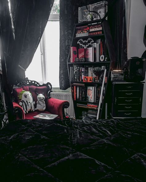 Satanic Bedroom, Emo House, Goth Bedroom Aesthetic, Gothic Bedrooms, Goth Bedroom, Gothic Bedroom, The Raven, The Witch, Gothic House