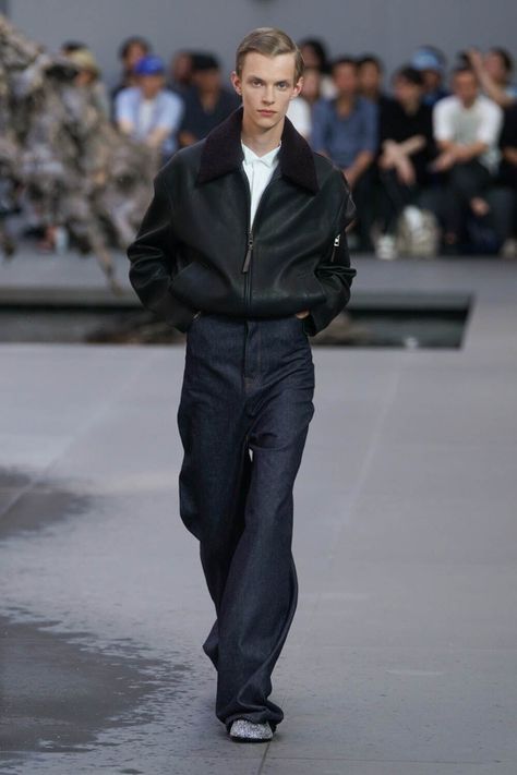 Loewe Outfit, Men Jacket Outfit, Boy Style Outfits, Loewe Jeans, Loewe Men, Outfits Runway, Prada Runway, High Fashion Men, Concept Clothing