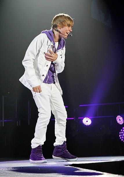 Purple And White Outfit, Justin Bieber Costume, Justin Bieber Concert Outfit, 2010 Outfits, Justin Bieber Family, Justin Bieber My World, Justin Bieber Concert, Justin Bieber Outfits, All About Justin Bieber