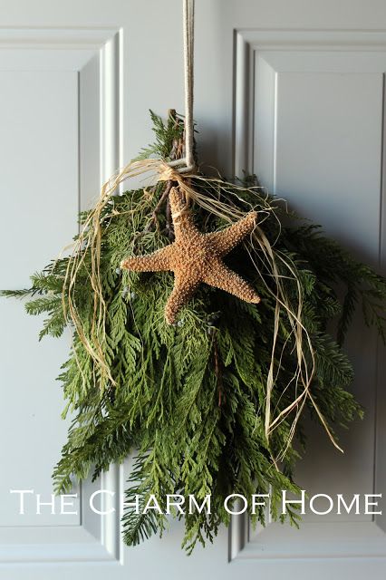 The Charm of Home: Easy Front Door Coastal Swag Front Door Coastal, Seaside Christmas, Beach Christmas Decorations, Christmas At The Beach, Minimalist Coastal, Front Door Christmas Decorations, Coastal Christmas Decor, Florida Christmas, Coastal Holiday