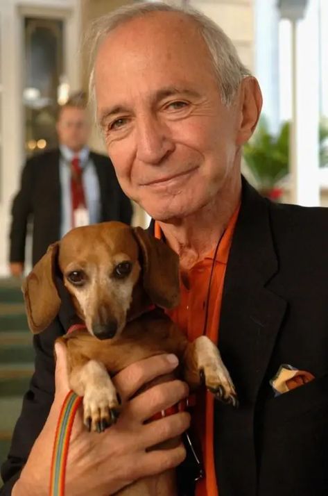 14 Pictures of Famous People and Their Lovely Dachshunds - The Paws Miniature Dachshunds, Weiners, Wiener Dogs, Weenie Dogs, Soft Spot, Dachshund Lovers, Weiner Dogs, Dachshund Love, Weiner Dog