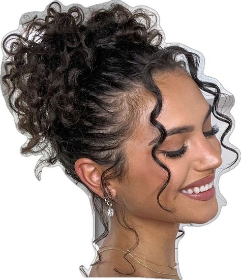 Olivia Calabio, Elegant Messy Bun, Messy Bun Curly Hair, Curly Hair Inspo, Curly Bun Hairstyles, Curly Bun, Messy Bun Hairstyles, Peinados Fáciles Para Cabello Corto, Curly Girl