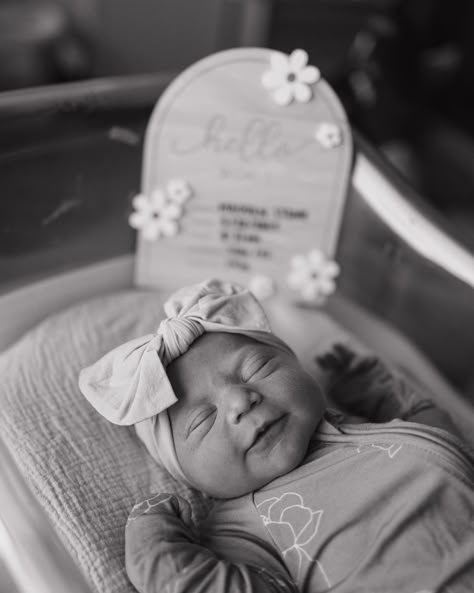 sweet madden stone 🖤 beyond grateful and honored that morgan + hunter came to me and trusted me with documenting their first few hours with their beautiful girl! 🫶🏻 🏷️- newborn photographer, fresh 48 session, arizona newborn photographer #arizonanewbornphotographer #aznewbornphotographer #fresh48session Fresh 48 Hours With Newborn, 48 Hour Hospital Session, Newborn Photo Ideas Hospital, Fresh 48 Hospital Photo Ideas, The First 48 Newborn Photos, Hospital Baby Pictures Announcement, Diy Fresh 48 Pictures, Newborn Photos Hospital, Diy Newborn Hospital Pictures