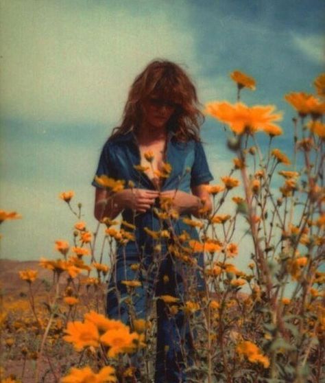 70's vibe Dreamy Retro Aesthetic, 70 Vibes Aesthetic, 70s Shoot Inspiration, 70s Aesthetic Vintage, 70s Aesthetic Pictures, 70s Folk Aesthetic, 70s Film Aesthetic, 70s Art Aesthetic, 70s Grunge Aesthetic