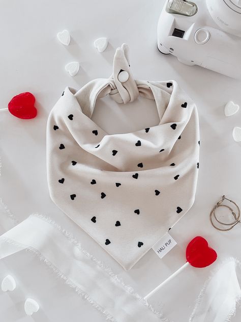 Minimalist heart dog bandana Dan Zaljubljenih, Dog Bandana Diy, Bandana Diy, Bandanas Diy, Handmade Dog Accessories, Valentines Day Dog, Black And White Heart, Dirt Stains, Dog Bandanas