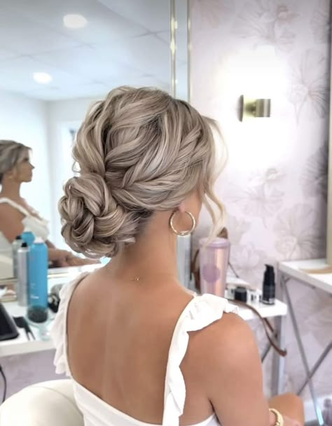 Tuns Bob Lung, Bridesmaid Hair Inspo, Bride Hairstyles Updo, Bridemaids Hairstyles, Wedding Hair Up, Guest Hair, Bridesmaid Hair Makeup, Bridal Hair Updo, Wedding Hair Ideas