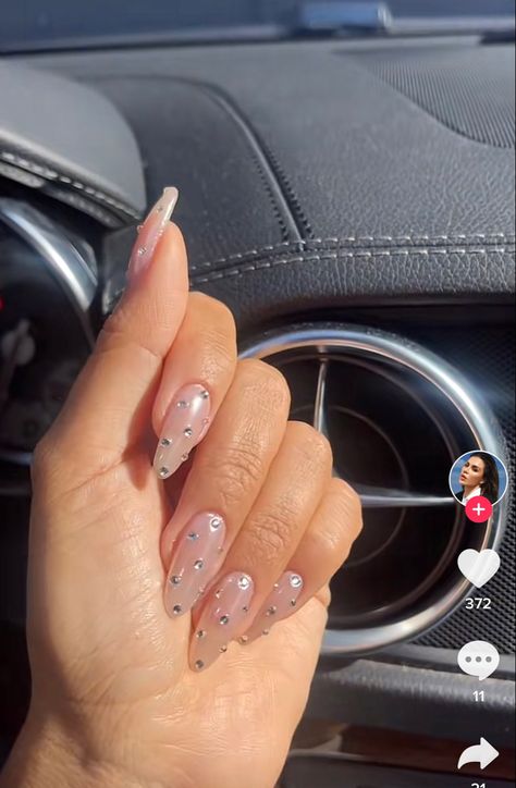 Kylie Pearl Nails, Hailey Bieber Nails Rhinestone, Chrome French Tip Nails With Gems, Sylwester Nails, Bieber Nails Pearl, Haley Bieber Nails Pearl, Rine Stone Almond Nails, Nail Designs Toenails, Curved Nails