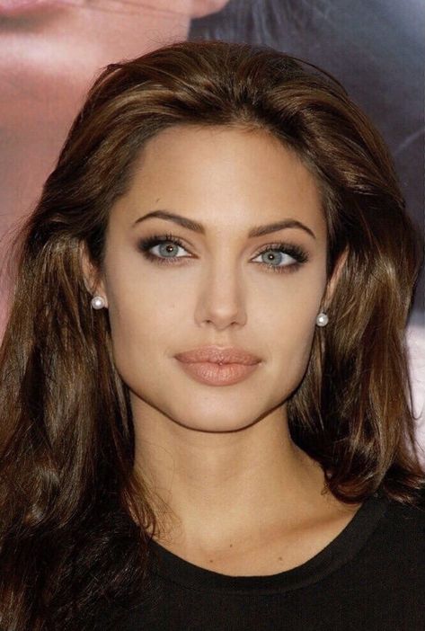 Angelina Jolie Nose, Angelina Jolie Eyes, Angelina Jolie Face, Square Face Makeup, Angelina Jolie Hair, Angelina Jolie 90s, Angelina Jolie Makeup, Angelina Jolie Photos, Nose Job