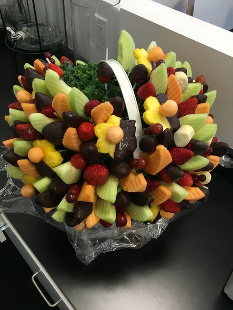 Edible arrangement Fruit Basket Ideas, Fruit Stick, Fruit Bouquet Ideas, Edible Fruit Arrangements, Mothers Day Party, Fruit Bouquet, Fruit Sticks, Food Bouquet, Fruit Cakes