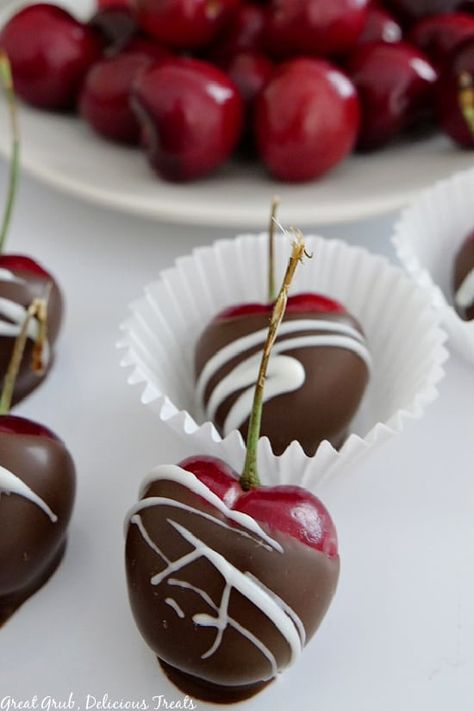 Chocolate covered cherries are a quick and simple recipe made with fresh cherries and melting chocolate. Chocolate Dipped Cherries, Cherry Tea, Chocolate Dipped Fruit, Chocolate Melting Wafers, Easy Treat, Chocolate Covered Treats, Melting White Chocolate, Chocolate Covered Cherries, Themed Desserts