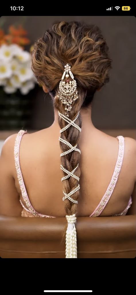 Chotla Hairstyle For Saree, Indian Wedding Updo Hairstyles, Messy Braids Indian Wedding, Hairstyle For Mehndi Function, Indian Wedding Updo, Hindu Bridal Hairstyles, Hair Bride Style, Indian Hair Style, Marriage Vibes