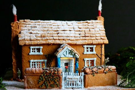 This gingerbread house recreation of The Holiday cottage is amazing. Rosehill Cottage, The Holiday Cottage, Gingerbread Cottage, Christmas Jello Shots, Gingerbread House Designs, Gingerbread Christmas Decor, Gingerbread House Decorations, Rose Hill, Outside Decorations