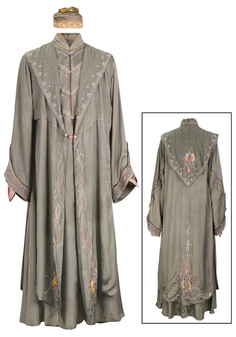 Dumbledore robes 2 Albus Dumbledore Costume, Dumbledore Costume, Harry Potter Kostüm, Harry Potter Costumes, Harry Potter Professors, Harry Potter Dumbledore, Wizard Robes, Wizard Costume, New Halloween Costumes