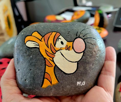 Disney Rock Painting Ideas, Disney Rock Painting, Minion Rock, Painted Garden Rocks, Disney Silhouettes, Story Stones, The Family Stone, Stone Art Painting, Happy Stones