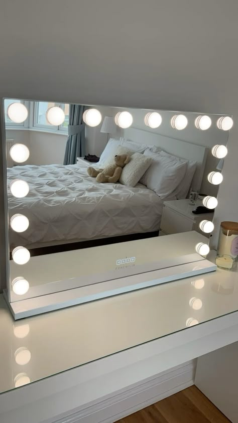 Hollywood Mirror Desk, Holly Wood Mirror, Vanity Wardrobe, Clean Girl Room, Cute Bedrooms, Room Moodboard, Hollywood Vanity Mirror, Holly Wood, Beige Room