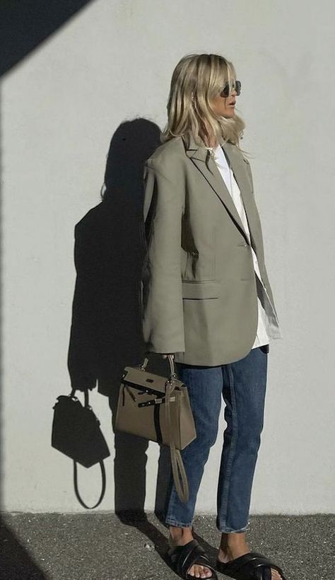 Khaki Blazer Outfit, Beige Blazer Outfit, Minimalist Fashion Summer, Casual Chic Spring, Khaki Blazer, Practice Outfits, Blazer Outfit, Mode Casual, Outfit Trends