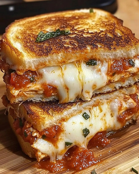 Crispy Chicken Parmesan Grilled Cheese with Mozzarella and Marinara - Miarecipes Parmesan Grilled Cheese, Crispy Chicken Parmesan, Lobster Cream Sauce, Chicken Parmesan Sandwich, Ultimate Sandwich, Perfect Grilled Cheese, Mozzarella Sandwich, Marinara Recipe, Bread Sourdough