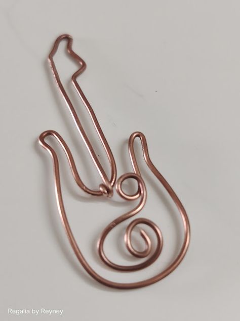 Free Jewelry Tutorial for a wire wrap Guitar Wire Guitar Jewelry, Wire Guitar, Guitar Jewelry, Wire Jewelry Tutorial, Guitar Tutorial, Diy Wire Jewelry, Wire Wrap Jewelry, Wrap Jewelry, Jewelry Tutorials