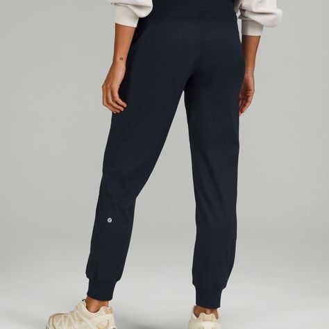 Dance studio jogger Professional Athleisure Outfits, Athletic Joggers Outfit, Fit Dance, Womens Joggers, Athleisure Style, Tennis Shop, Michelle Yeoh, Athletic Clothes, Front Hand