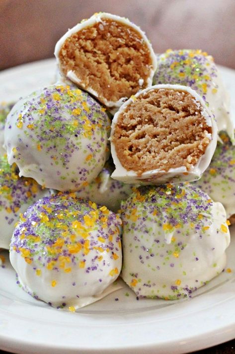 Mardi Gras King Cake Oreo Truffles (No Bake) - Jam Hands Truffles No Bake, Mardi Gras Desserts, Mousse Au Chocolat Torte, Oreo Truffle, Mardi Gras Recipes, King Cake Recipe, Cake Oreo, King Cakes, Mardi Gras Ideas