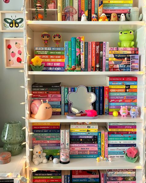 The last time my shelves will look like this til next spring!! I’m getting ready for spooky season! Do you decorate your shelves for each season? My spring & summer shelves look pretty much the same and then I go all out for fall & winter Decorate Shelves In Bedroom, Bookshelf Aesthetic Living Room, Booktok Shelves, How To Decorate Room, Cute Shelf Ideas, How To Decorate Shelves, Winter Room Ideas, Bookshelf Styling With Books, Book Shelves Ideas