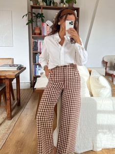 End Of Summer Clothes, Brown Office Outfit, Early September Outfits, Green Classy Outfit, Sezane Trousers, Clinic Outfits, Fall Mom Outfits, Teaching Fits, End Of Summer Outfits