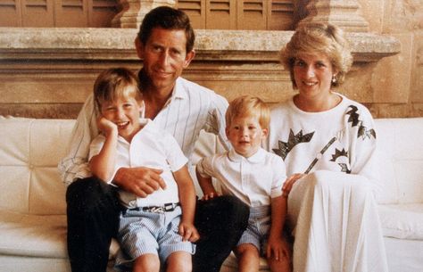 Official Christmas card 1987: Prince Charles, Princess Diana, Prince William and Prince Harry on holiday together in Spain Prince William Hair, Prince William Baby, Prince William Girlfriends, Prince William Kids, Prince William Wife, Royal Family Christmas, Prince William Family, Prince William Et Kate, Diana Williams