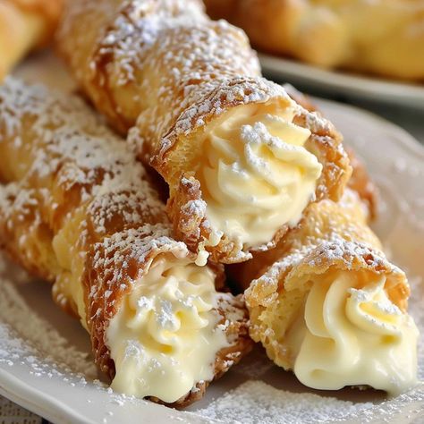 Crisp And Buttery Italian Cream Filled Cannoncini Pastry Puff Recipes Desserts, Abruzzese Recipes, Cannoli Recipes, Napoleons Recipe, Dessert Gourmet, Cannoli Recipe, Cream Puff Recipe, Cream Horns, Italian Cream