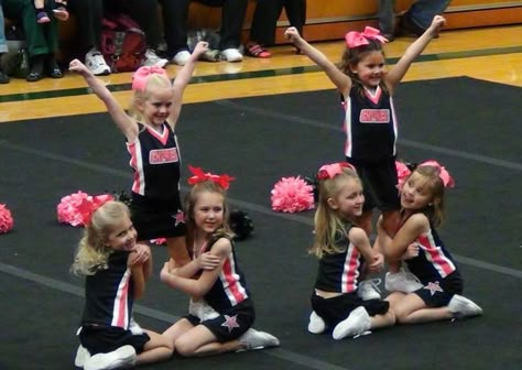 Youth stunt @amberrose04 you could do this and then have girls behind them doing a thigh stand! Youth Cheer Stunts, Mini Cheer Camp, Easy Cheer Stunts, Peewee Cheer, Cheer Pyramids, Cheer Moves, Youth Cheerleading, Cheerleading Stunts, Cheer Team Pictures